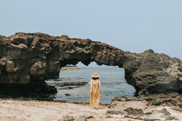 cổng Tò Vò Lý Sơn như một cánh cổng bước ra đại dương bao la