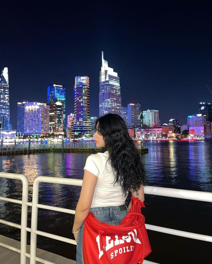 ngắm thành phố lên đèn tại bến Bạch Đằng là hoạt động du lịch đêm ở TP HCM thu hút nhiều bạn trẻ