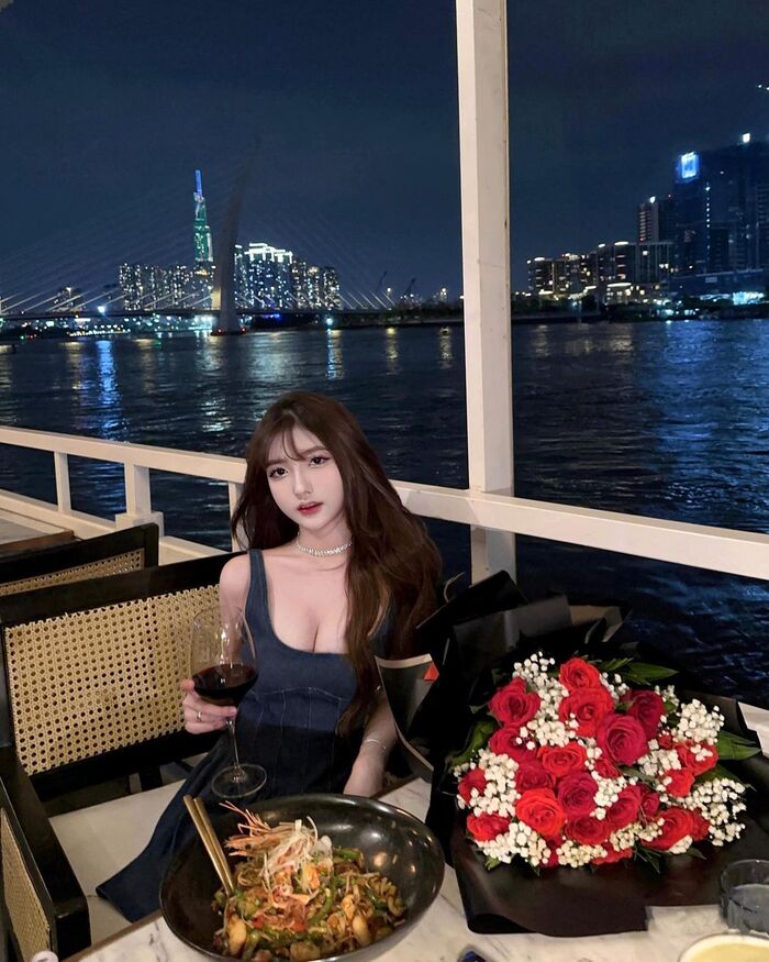 ăn tối tại nhà hàng là hoạt động du lịch đêm ở TP HCM cuối tuần được ưa chuộng