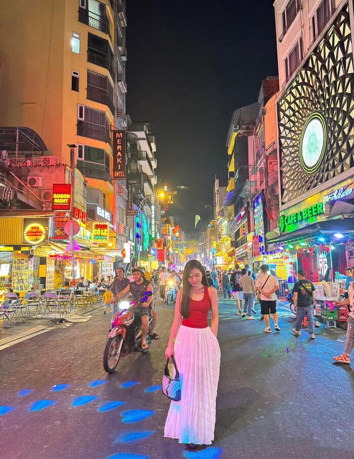 hoạt động du lịch đêm ở TP HCM - phố đi bộ tụ họp rất nhiều hoạt động giải trí đường phố thú vị