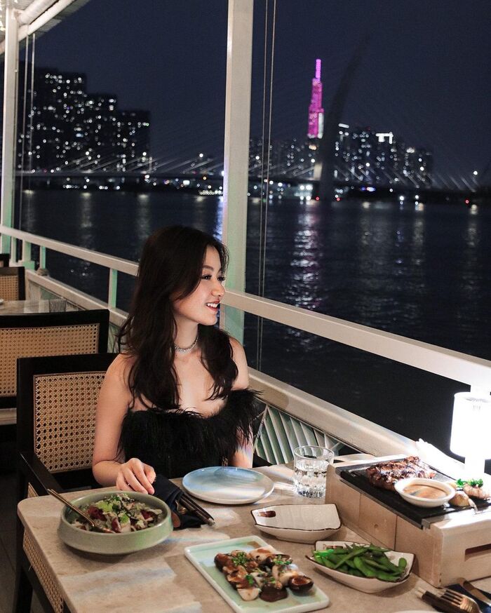 hoạt động du lịch đêm ở TP HCM - ngắm sông Sài Gòn tại nhà hàng sang trọng