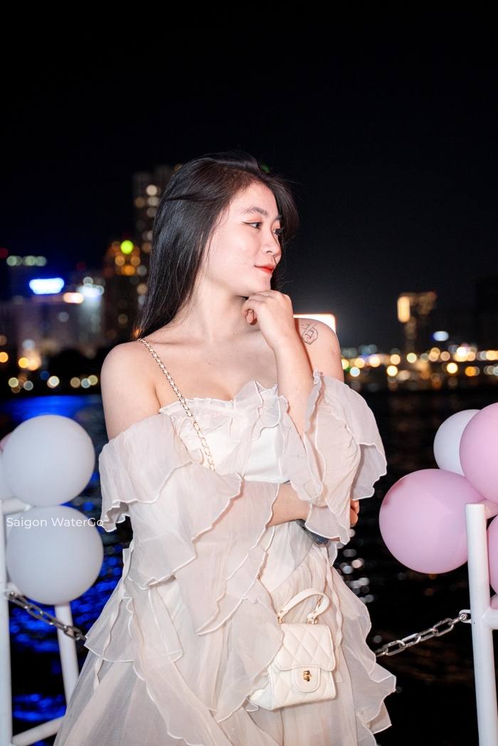 hoạt động du lịch đêm ở TP HCM - đi Saigon Waterbus ngắm thành phố lên đèn lấp lánh