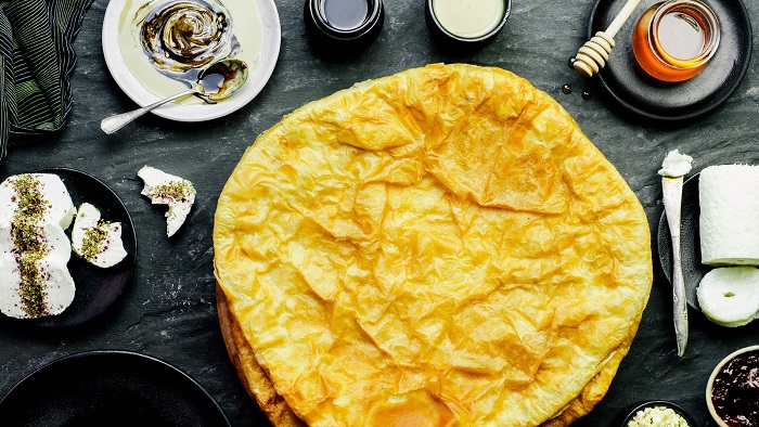 Thưởng thức fiteer - một trong những món ăn nổi tiếng nhất Ai Cập - bên bạn bè và gia đình