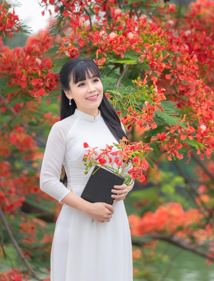 Nhiều người tìm tới mùa hoa phượng Hải Phòng để chụp ảnh