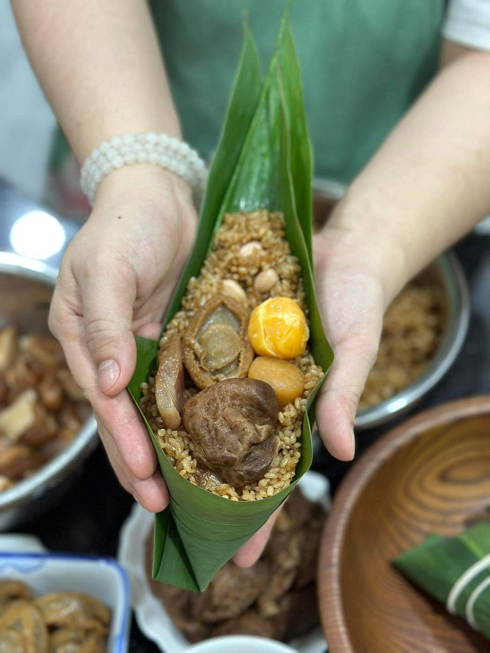 Bánh bá trạng Tết Đoan Ngọ cầm nặng tay, đắt hàng dịp 5.5 âm lịch