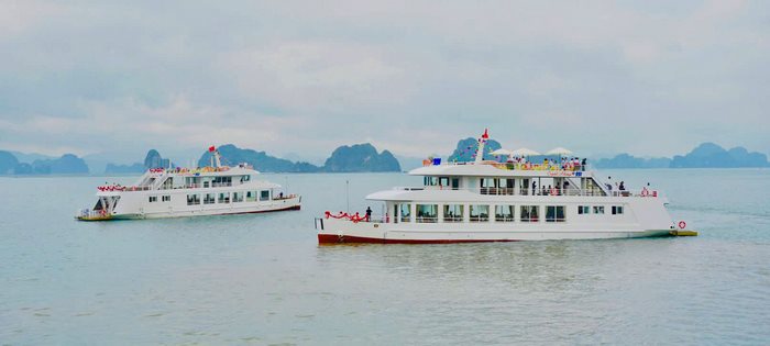 Hai tàu du lịch cao cấp Crystal Holidays 991 - 992 khởi hành trên vịnh Bái Tử Long ngay sau Lễ khai trương