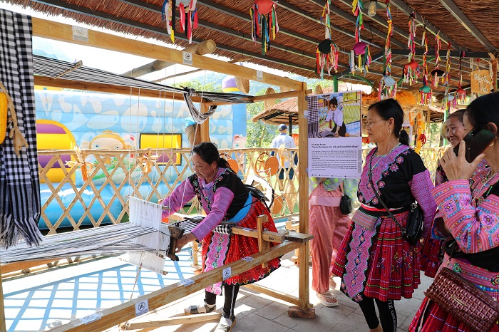 Trải nghiệm văn hóa địa phương tại Khu du lịch Mộc Châu Island Sơn La
