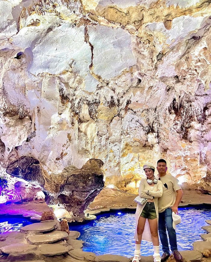 Thăm quan hang động kỳ ảo trong Khu du lịch Mộc Châu Island Sơn La