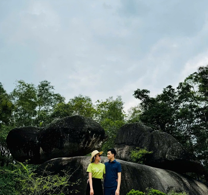 Hòn Trống Mái là nơi nhất định phải ghé thăm khi tới Khu vui chơi ở Sầm Sơn Thanh Hóa