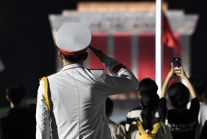 Lễ hạ cờ Lăng Bác khơi gợi niềm tự hào trào dâng trong lồng ngực mỗi người dân Việt Nam