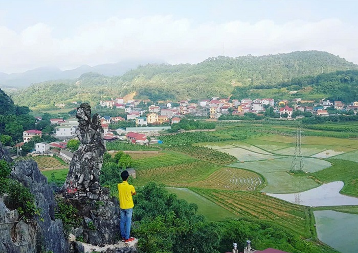 Núi Tô Thị nằm gần Thành nhà Mạc Lạng Sơn rất tiện để du khách tranh thủ ghé thăm