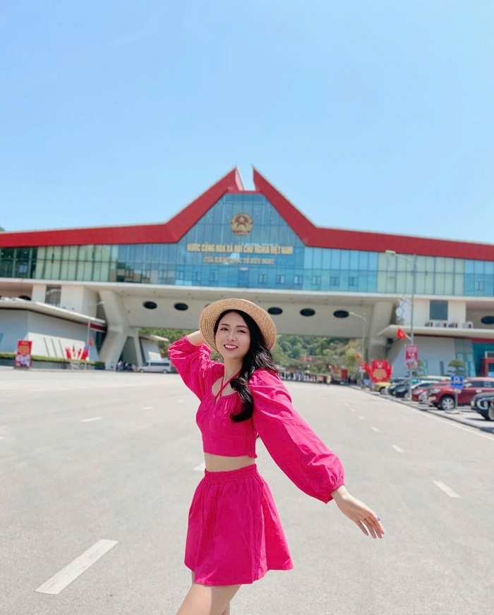 Cửa khẩu Quốc tế Hữu Nghị cũng cách không xa Thành nhà Mạc Lạng Sơn