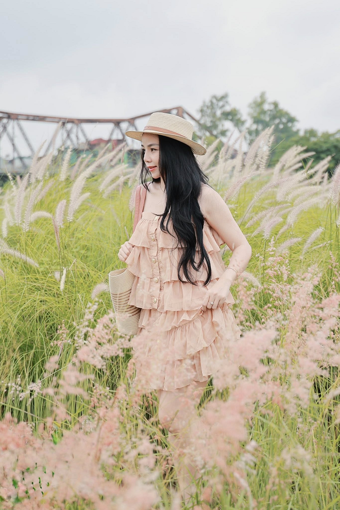 Bạn có thể tới bãi cỏ hồng Long Biên Hà Nội bằng bất kể phương tiện nào