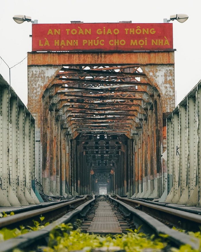 Cầu Long Biên ngay gần bãi cỏ hồng Long Biên Hà Nội