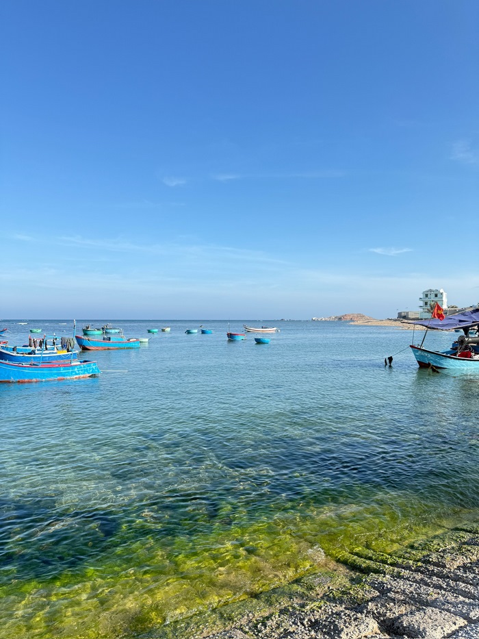 Có thể sử dụng dịch vụ thuê xe máy để tiện đi thăm thú bờ kè Thái An và khám phá thiên nhiên. 