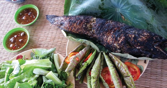 Ngoài lá sen, người ta còn cuốn nhiều nguyên liệu khác theo khẩu vị của mình. 