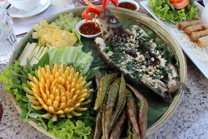 Lá sen non trong món ăn là một trong những linh hồn của món ăn, được hái từ những đầm sen mênh mông tại Đồng Tháp.