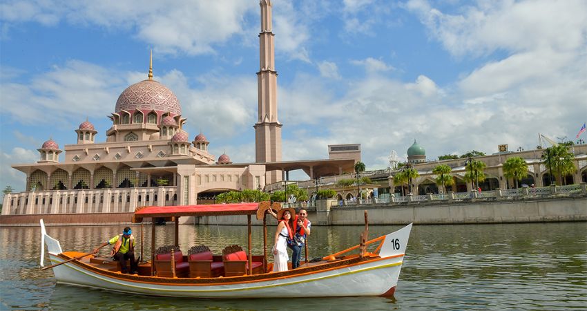 Du thuyền trên hồ Putrajaya - cẩm nang du lịch Bandar Baru Bangi Malaysia