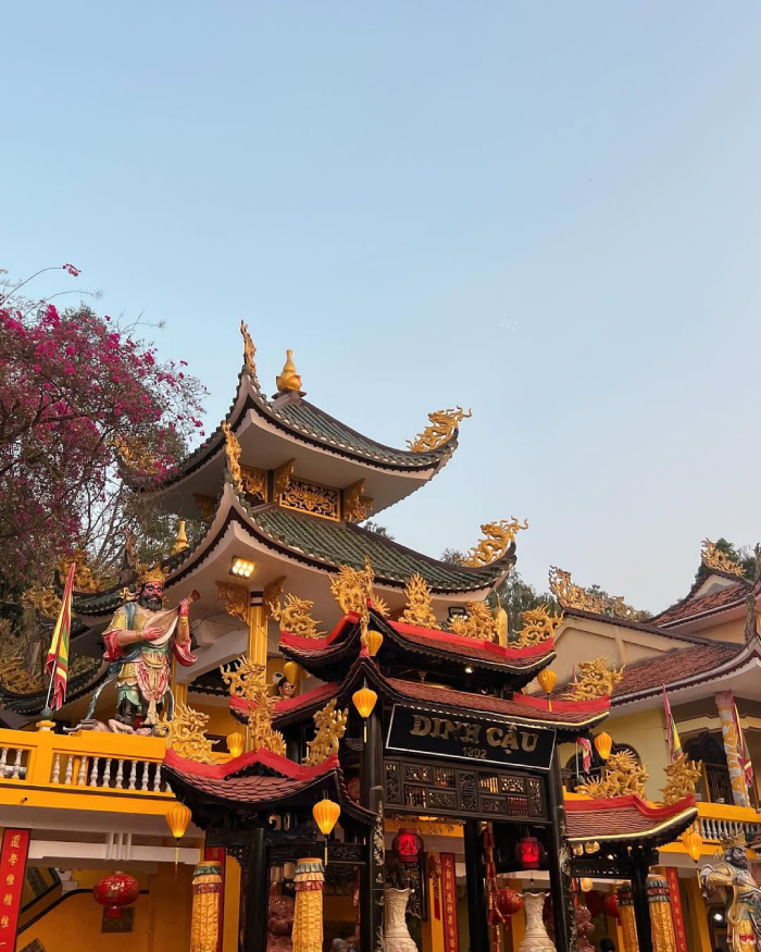 Chùa Thái Sơn dựa núi với không gian linh thiêng