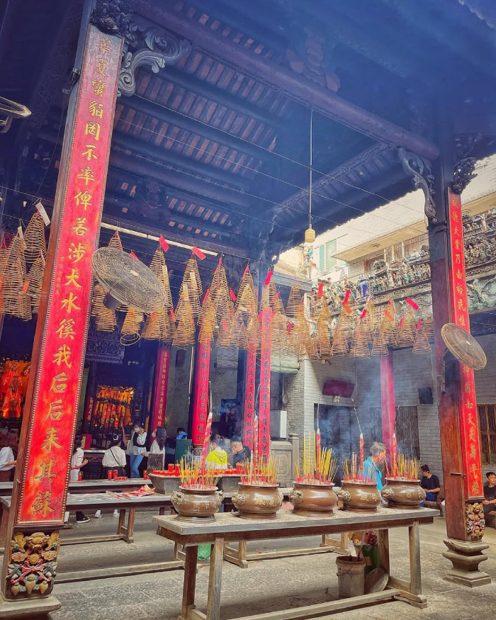 Miếu Bà Thiên Hậu luôn nghi ngút khói hương