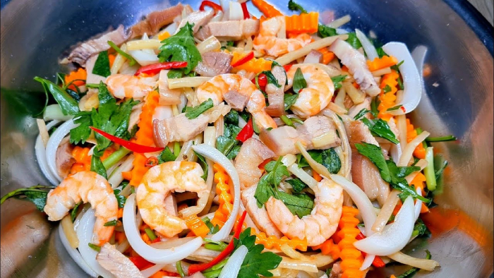 Gỏi ngó lục bình tươi mát rất thích hợp để thưởng thức ngày hè