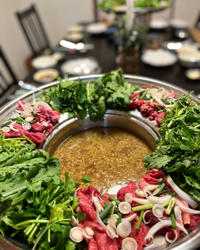 Lẩu bò mắm ruốc có phần nước dùng ấn tượng