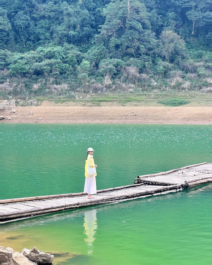 Hồ nước nằm giữa những ngọn núi cao hùng vĩ