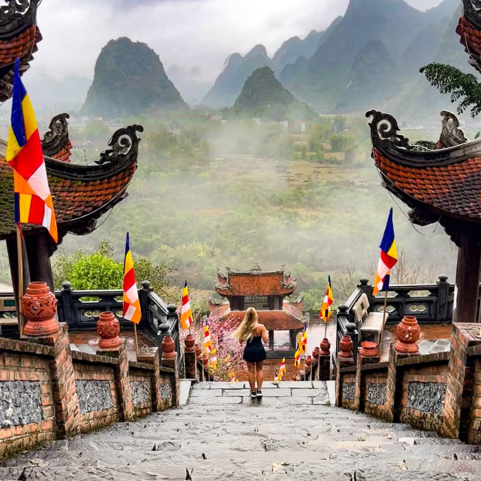 Chùa Phật Tích được bao quanh bởi núi non tráng lệ