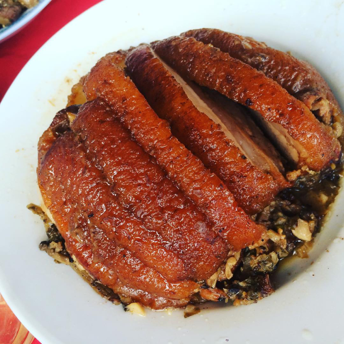 Khâu nhục với nguyên liệu chính là thịt ba chỉ hấp mềm tan