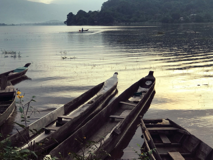 Du khách có thể trèo thuyền ngắm cảnh hồ