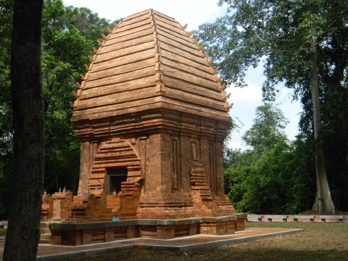 Tháp Chàm Buôn Mê ẩn mình dưới cây cổ thụ