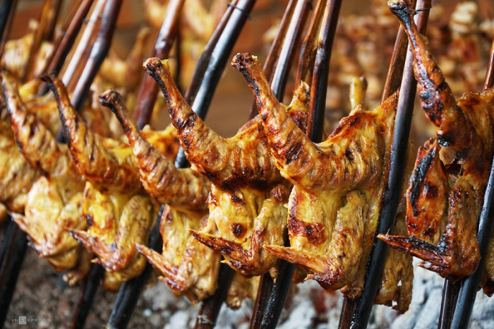 Gà nướng được nướng trực tiếp trên thanh tre