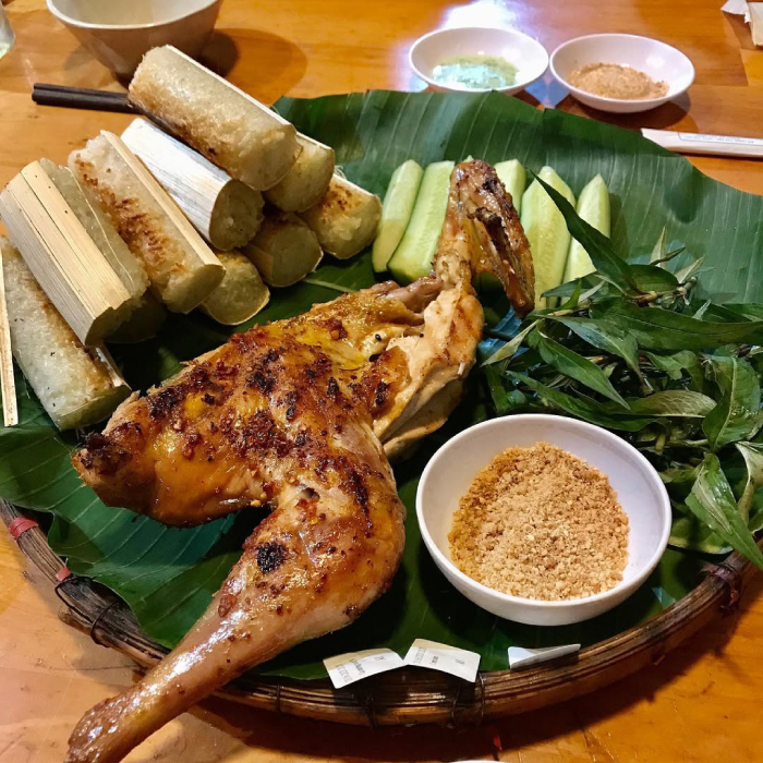 Cơm lam thưởng thức cùng gà nướng là món ngon phổ biến nhất