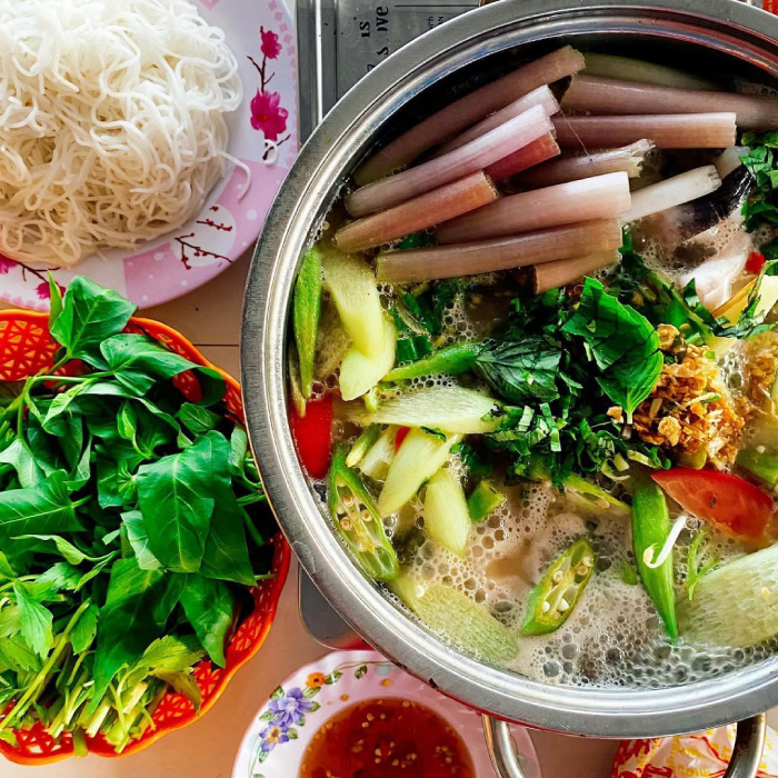 Lẩu cá lăng chua ngọt nóng hổi