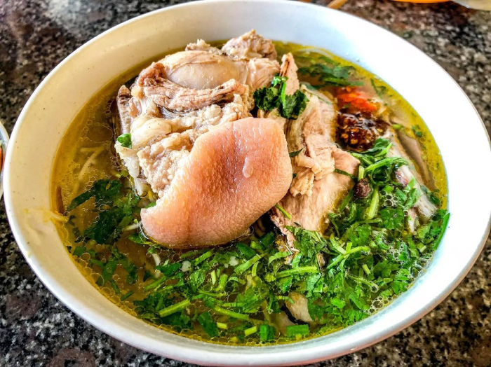 Phần thịt tảng ninh mềm của bún giò chìa