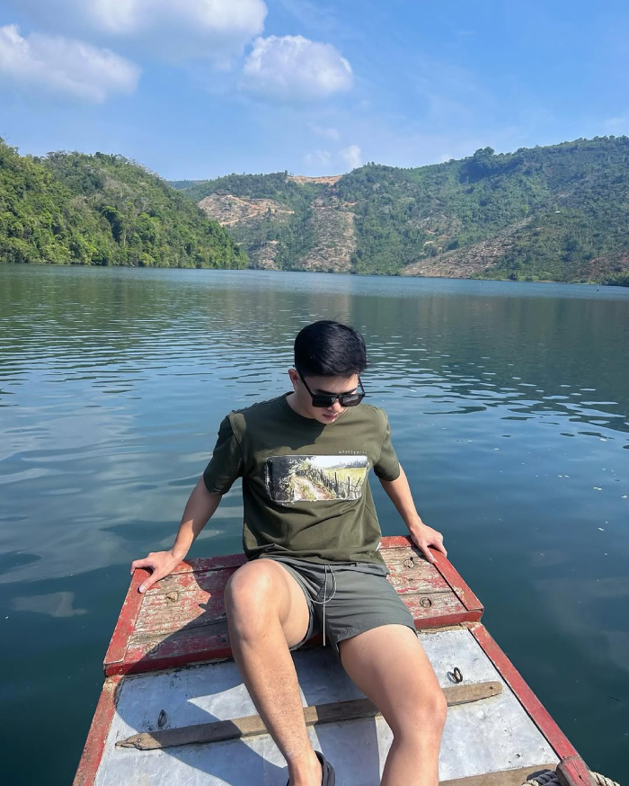 Hồ tà Đùng trong vắt như mặt gương