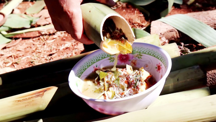 Món canh thụt nấu trong ống hồ lô thú vị