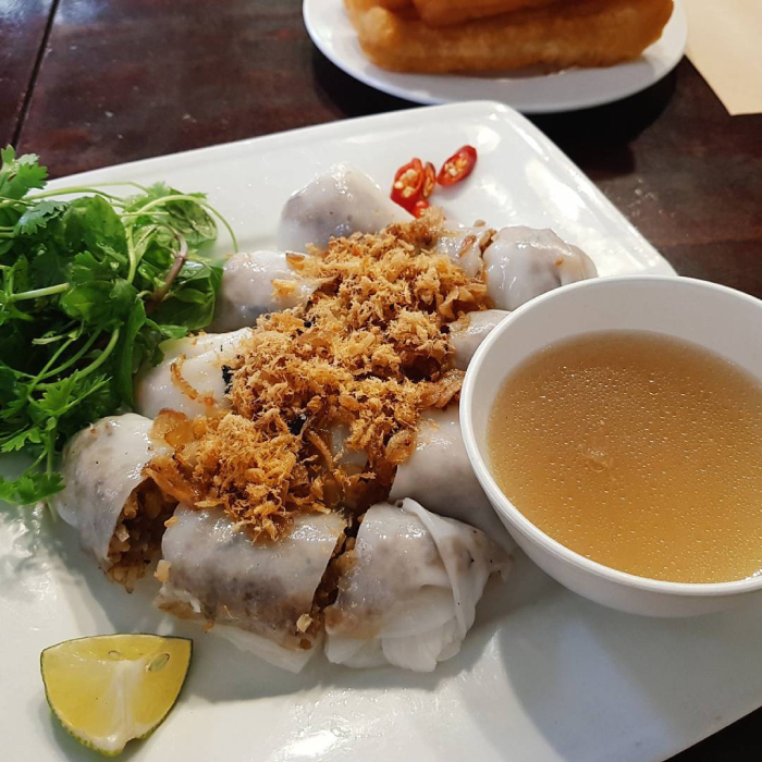 Bánh cuốn nhân tôm với phần nhân tươi ngon