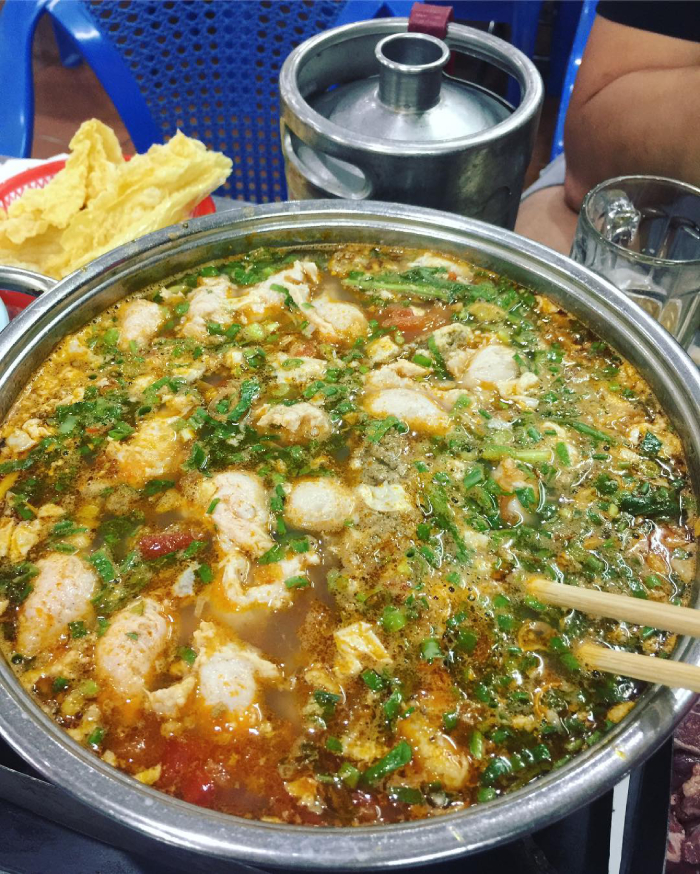 Lẩu cua đồng nóng hổi ngọt thơm từ cua đồng giã tay