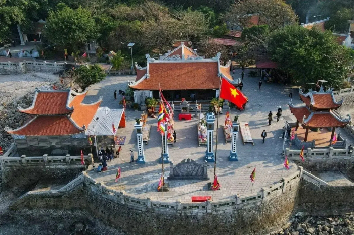 Đền nằm ngay bên bờ biển