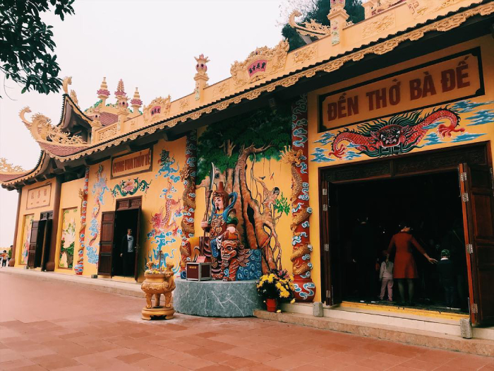 Đền Bà Đế là điểm đến tâm linh quen thuộc với người dân địa phương