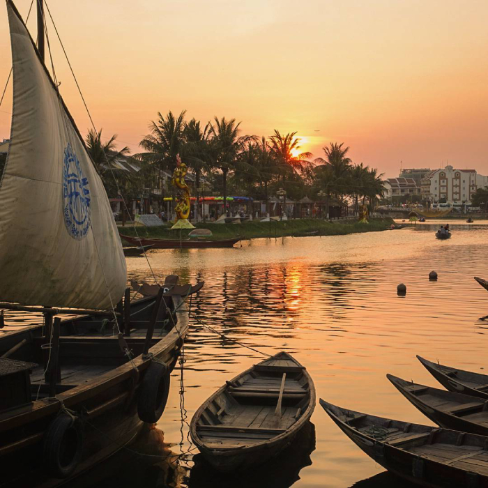 Dạo chơi trên thuyền trên sông Thu Bồn là hoạt động được yêu thích tại Hội An