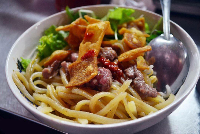 Cao lầu có sợi mì vàng dai ngon và nước dùng đậm đà