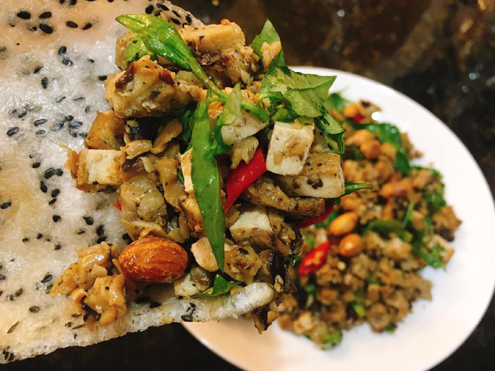 Bánh đập xúc hến xào là sự kết hợp độc đáo