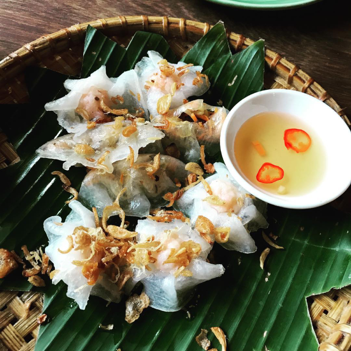 Bánh vạc có phần nhân đầy đặn chấm nước mắm ngọt