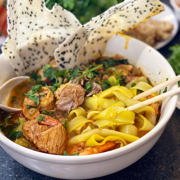 Mì Quảng ăn kèm bánh tráng nướng giòn rất thú vị