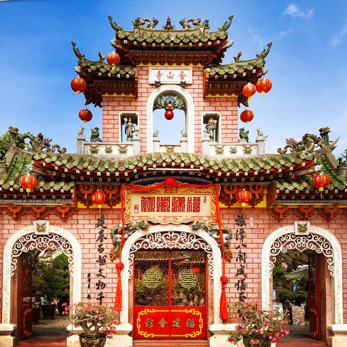 Kiến trúc ấn tượng và màu sắc nổi bật của hội quán thu hút nhiều khách du lịch