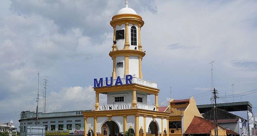 Muar là một thị trấn mang đậm dấu ấn lịch sử, đồng thời là thủ phủ của quận Muar thuộc bang Johor
