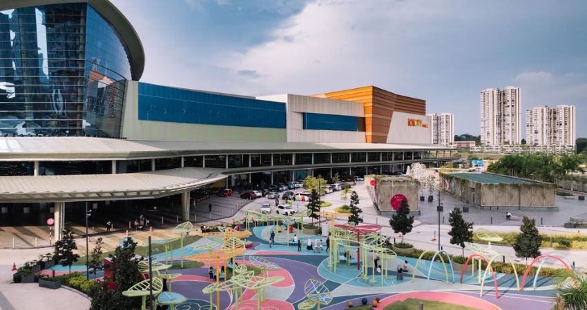 Theo cẩm nang du lịch Putrajaya Malaysia, du khách đừng quên ghé đến các trung tâm mua sắm tại Putrajaya để có trải nghiệm đa dạng