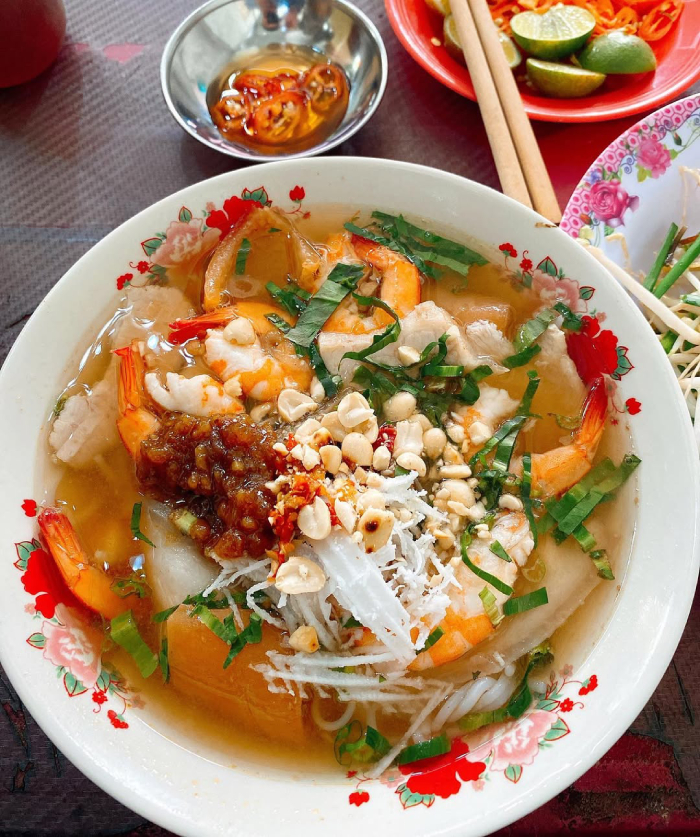 Bún gỏi già là sự kết hợp của nhiều nguyên liệu chất lượng